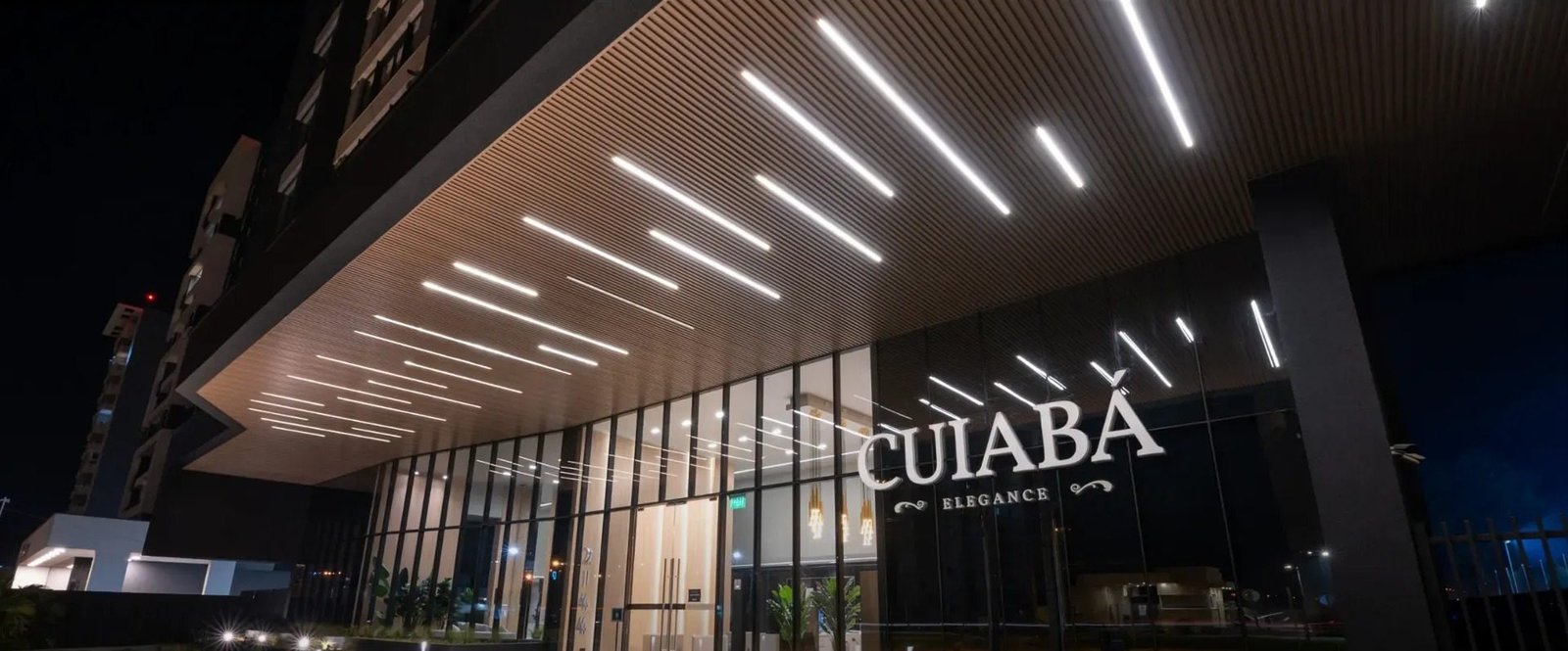 Acceso del Edificio Cuiabu00e1 Elegance de noche