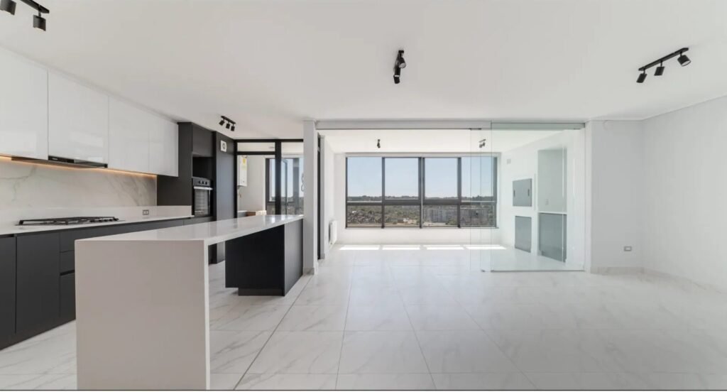 Living comedor con cocina integrada y ventanal