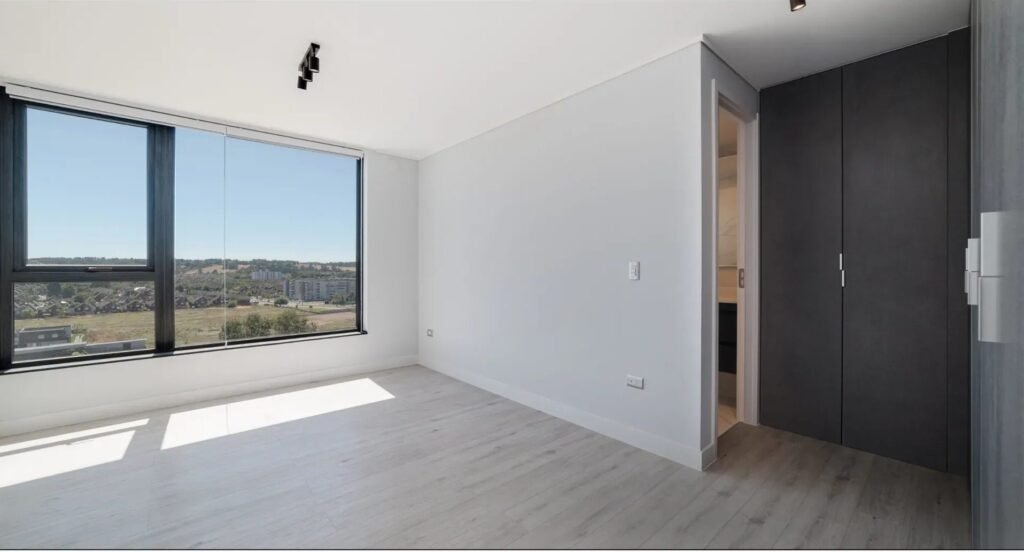 Dormitorio con ventanal y clu00f3set
